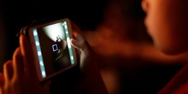 Καμπανάκι κινδύνου από επιστήμονες: 7 ώρες στο κινητό ημερησίως προκαλεί στα παιδιά αλλοίωση του εγκεφάλου